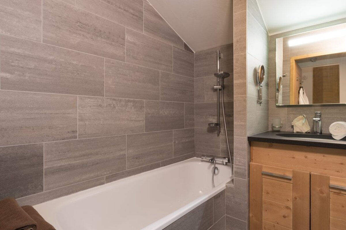 Santa Terra 67m2 7 person Apartment, Tignes - Les Brevieres bathroom