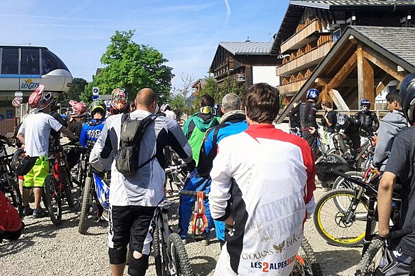 queue at les gets bike park