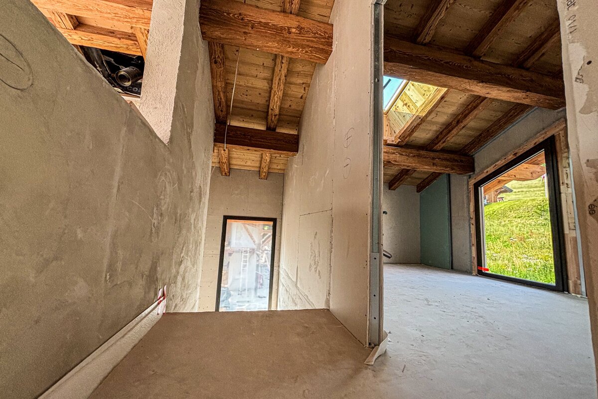 A hallway with a window and a wall that says ' a ' on it