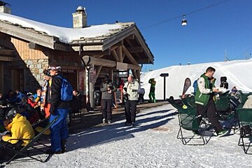 the front entrance of a chalet style mountain restaurant