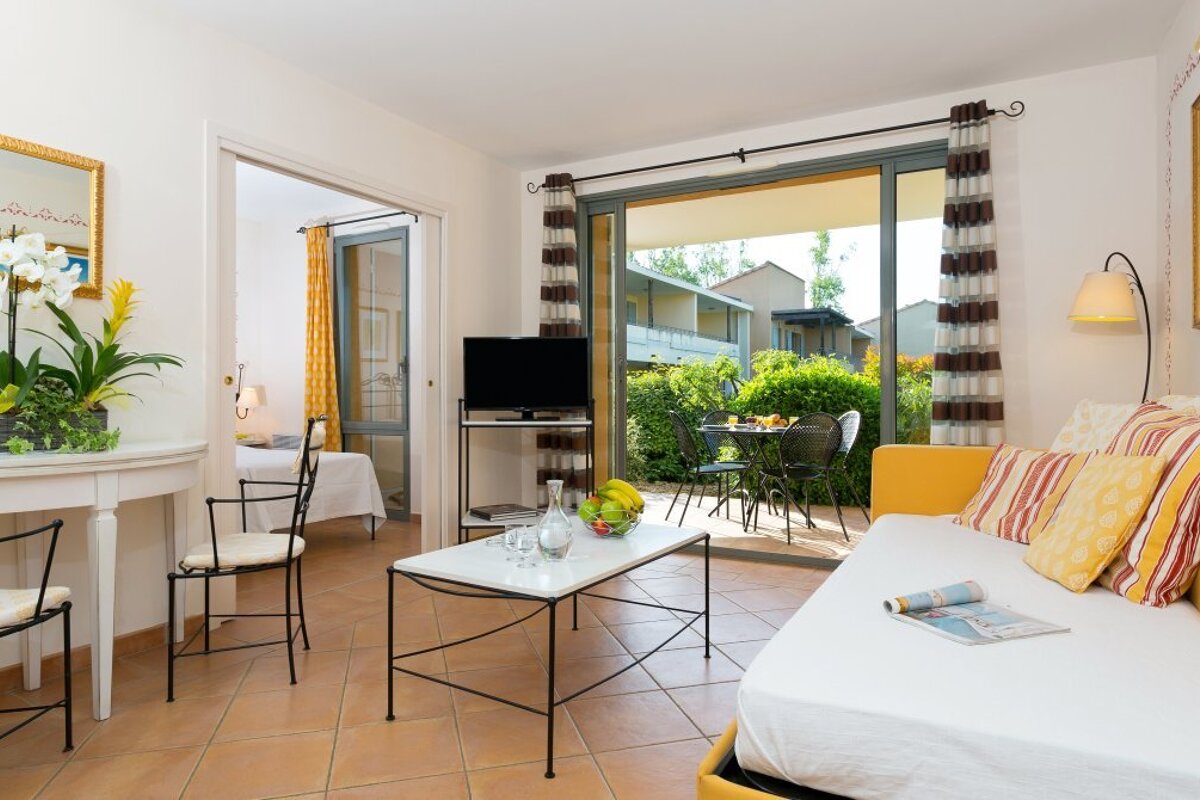 Provence Country Club Studio Apartment, Luberon living-room