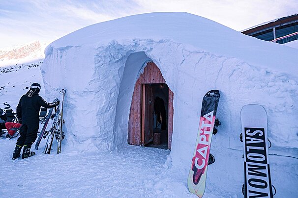 A snowboard that has the word salomon on it