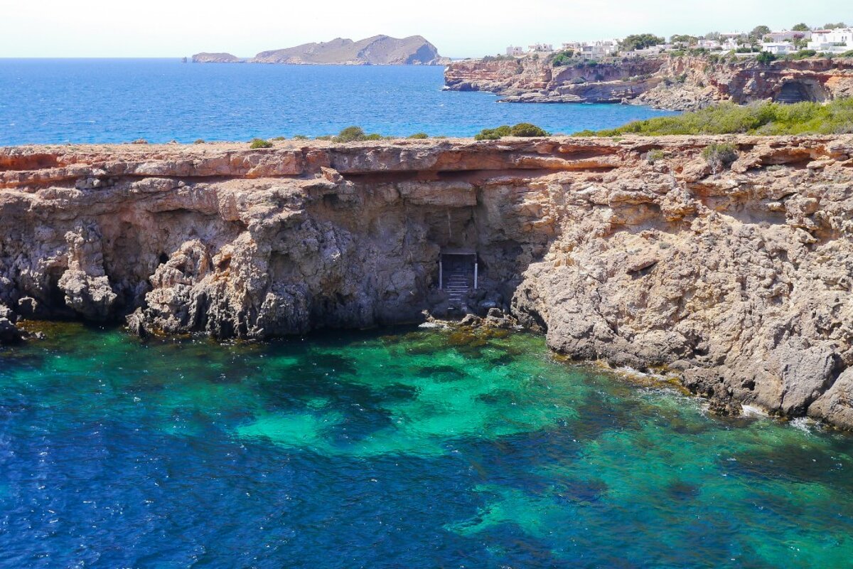 A rocky cliff overlooking a body of water