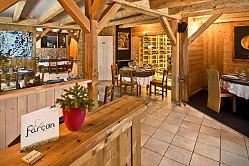 Le Farcon Restaurant, La Tania interior