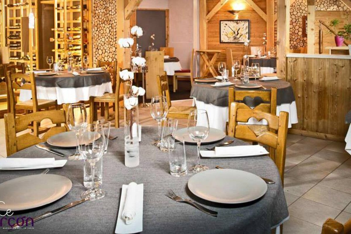 Le Farcon Restaurant, La Tania interior