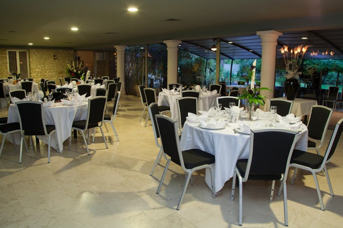 Le Relais Restaurant, Sainte-Cecile-les-Vignes interior