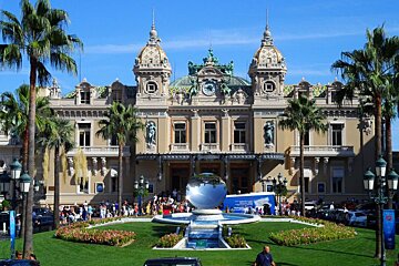 the mirrored fountain in the centre of monte carlo