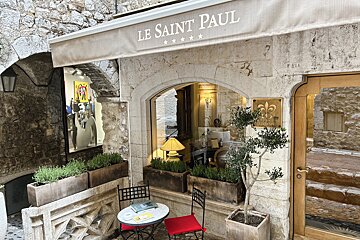 The outside of a restaurant called le saint paul