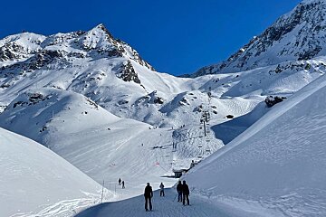 Sunny skies bluebird day in Les Arcs