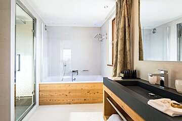 Daria-I Nor Hotel, Alpe d'Huez bathroom
