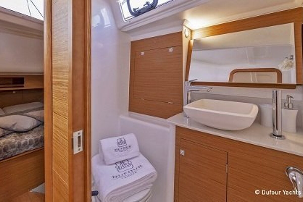 Dufour 390GL 12m Sailing Yacht, Palma de Mallorca bathroom