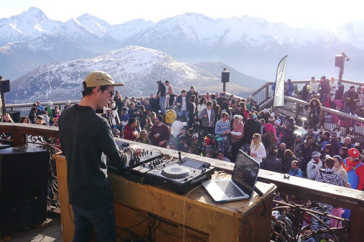 DJ at th efolie douce