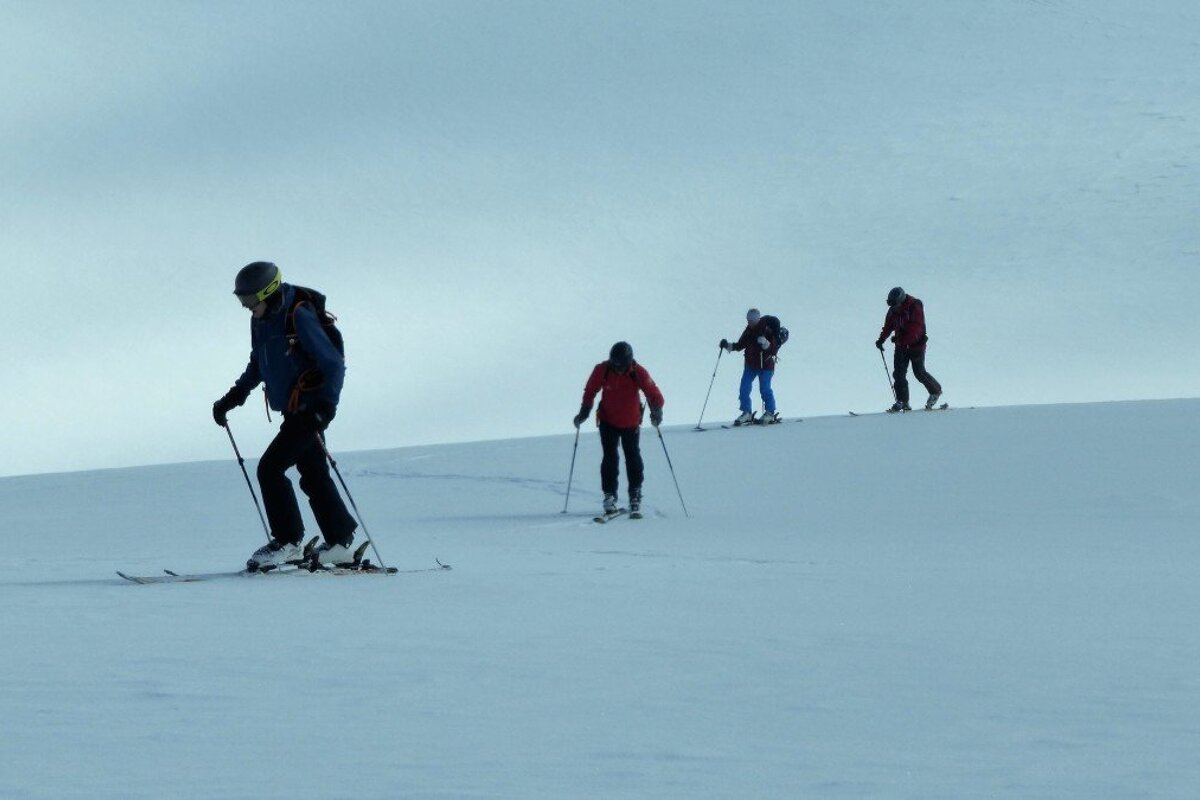 4 skiers off piste