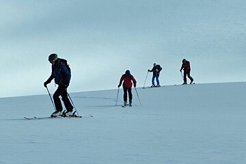 4 skiers off piste