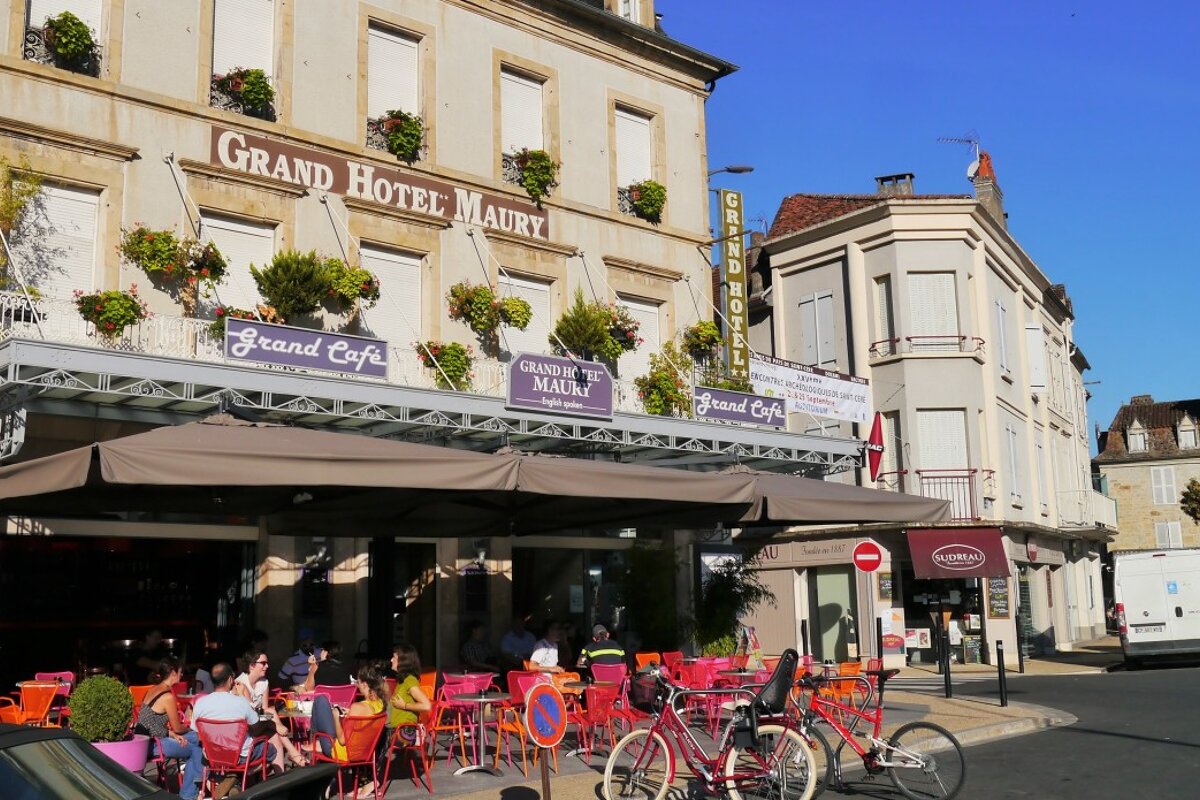 hotel with terrace in the centre of Saint Cere