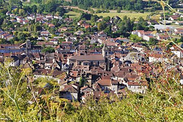 a view overlooking the town of saint cere