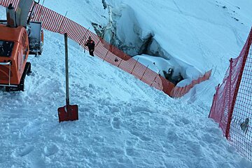 The summit of Grands Montets is open for Skiing