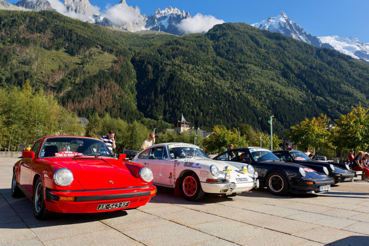 5 porche cars at the tour du mont blanc rally