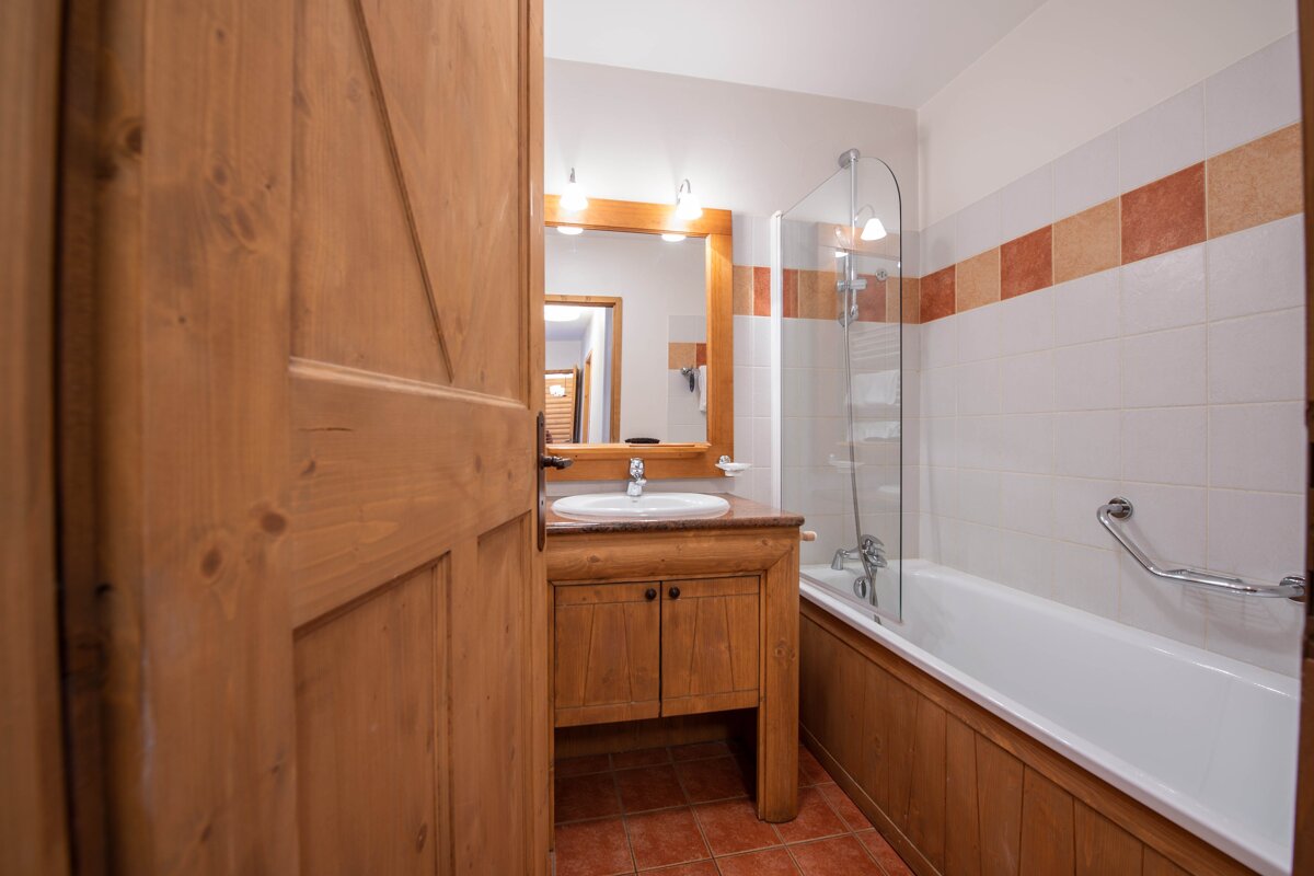 A bathroom with a sink and a bathtub