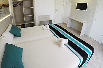 Fenix Hotel, El Arenal, South-West Mallorca twin bedroom