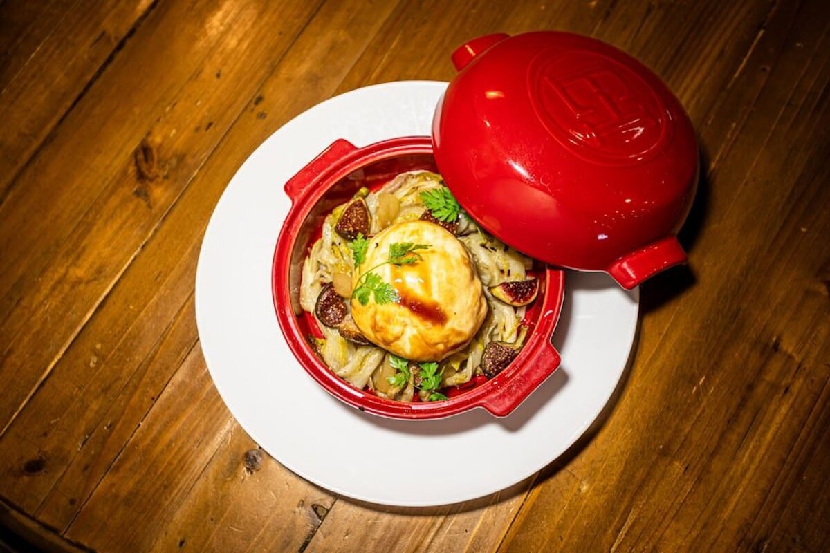 A casserole dish with a lid that says ' emile henry ' on it