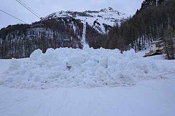 the end of an avalanche in Val d'Isere
