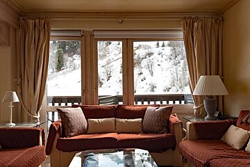 A living room with a couch and two lamps