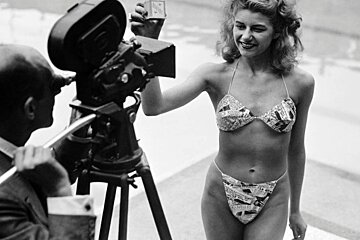 a model in a bikini in 1946 in paris
