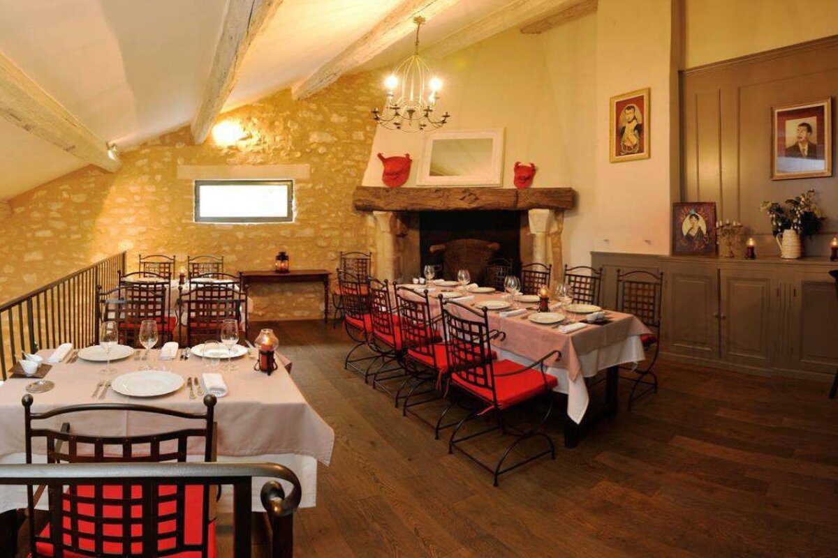Auberge de la Reine Jeanne Restaurant, Saint Remy de Provence interior
