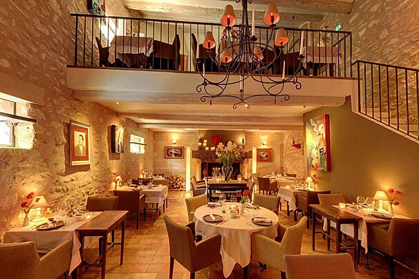Auberge de la Reine Jeanne Restaurant, Saint Remy de Provence interior