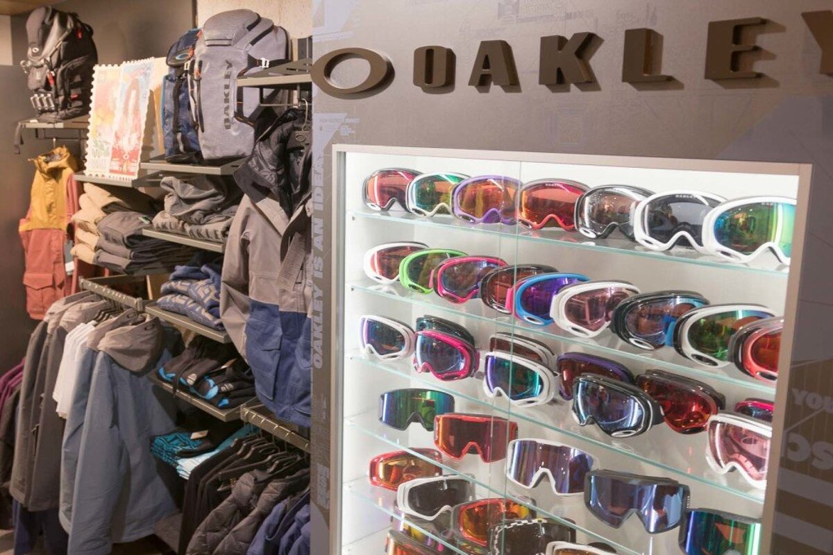 Dode Sports Ski & Snowboard Hire, 2 Alpes shop interior