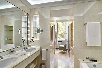 A bathroom with two sinks and a bathtub