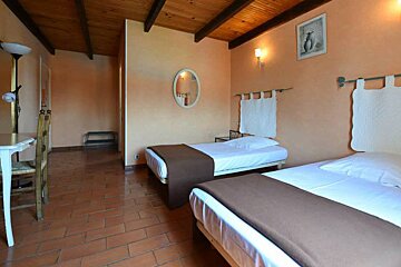 Les Hautes Prairies, Lourmarin twin bedroom