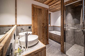 A bathroom with two sinks and a bathtub