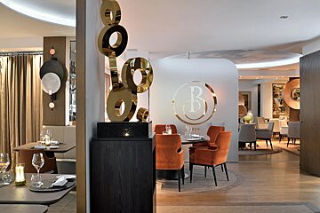 A restaurant with the letter b on the wall