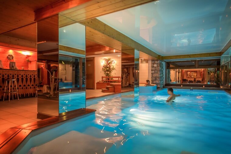 Le Dahu Hotel, Morzine indoor swimming pool
