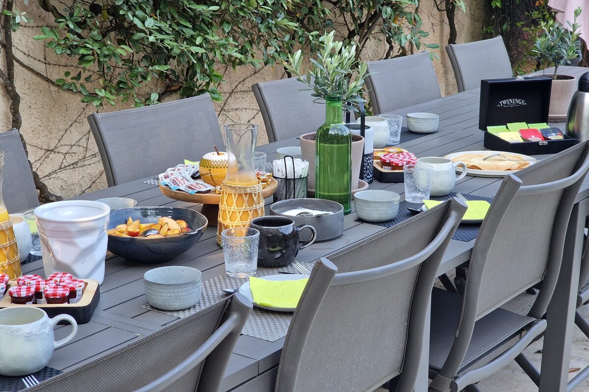 A table with a box that says ' french ' on it