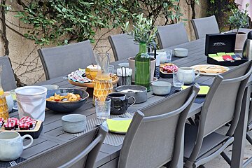 A table with a box that says ' french ' on it