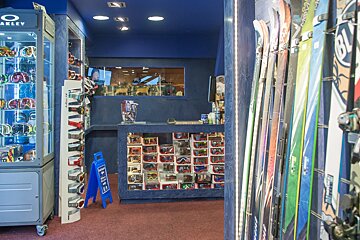 Skimium - Lac & Montagne Sports Ski Hire, Montriond shop interior