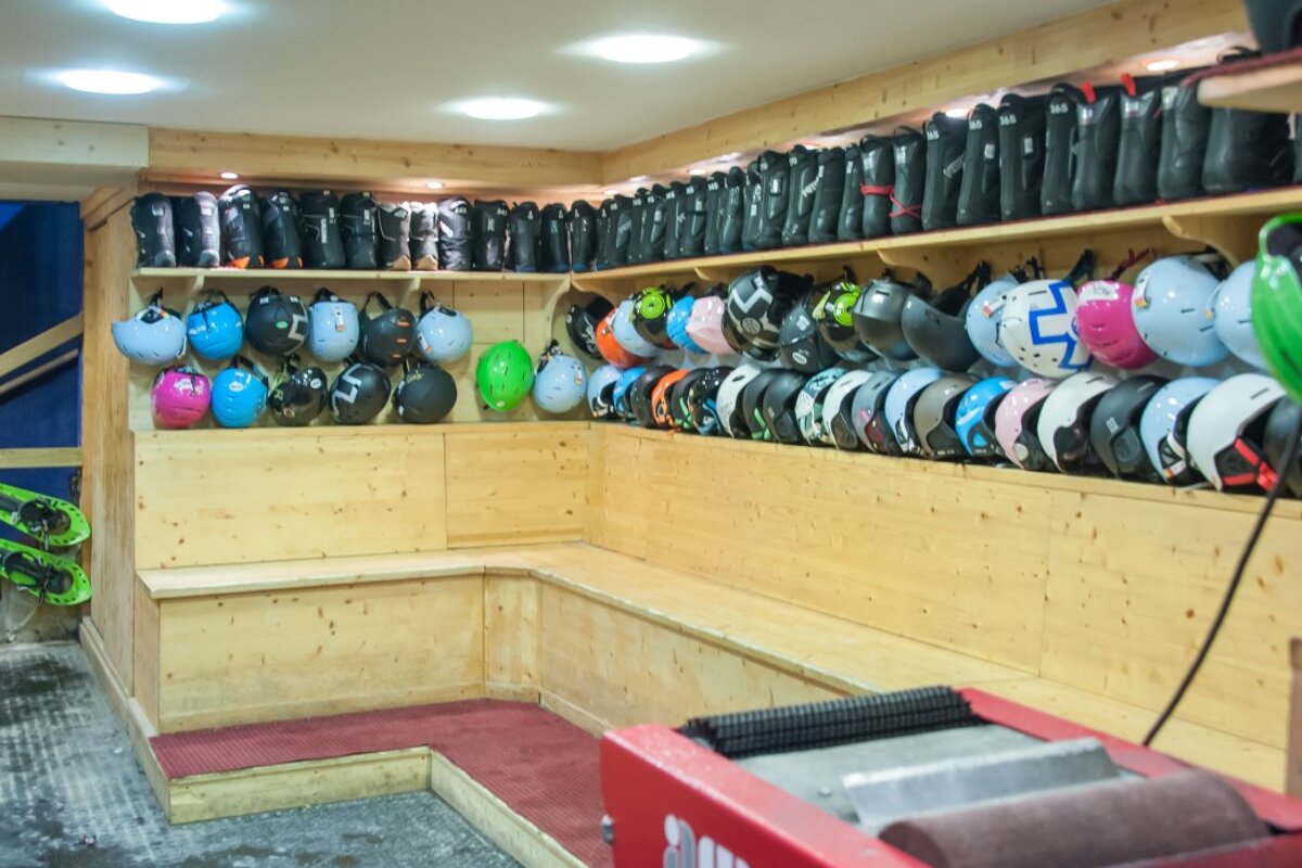 Skimium - Lac & Montagne Sports Ski Hire, Montriond shop interior