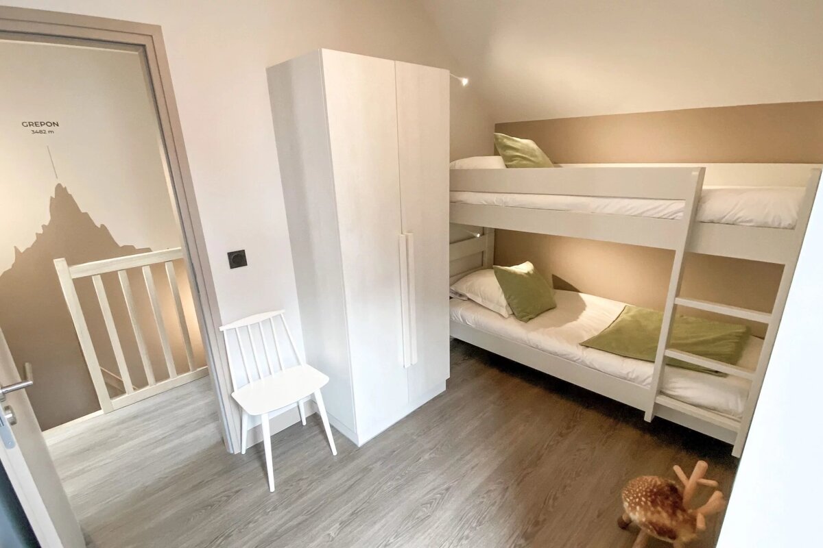 A bunk bed in a room with the word crepon on the wall