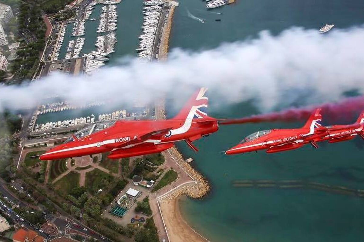 The Red Arrows smoke streams