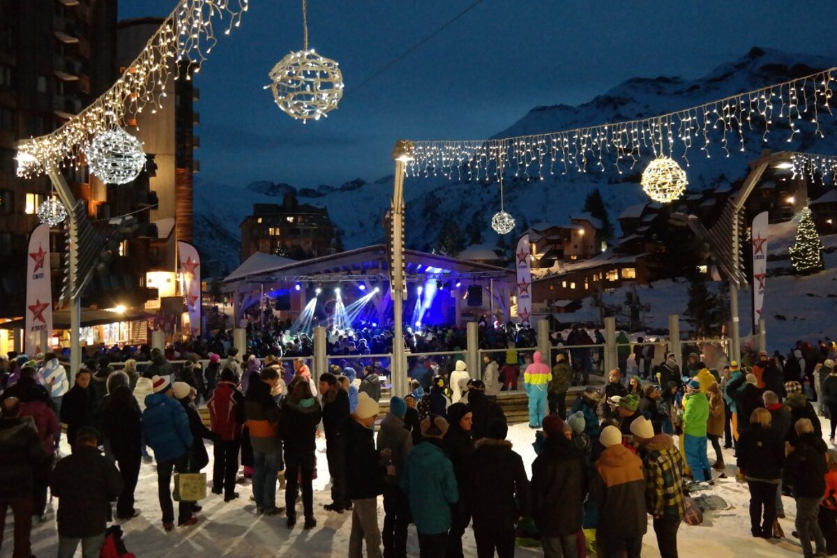 a crowd and Christmas lights in avoriaz