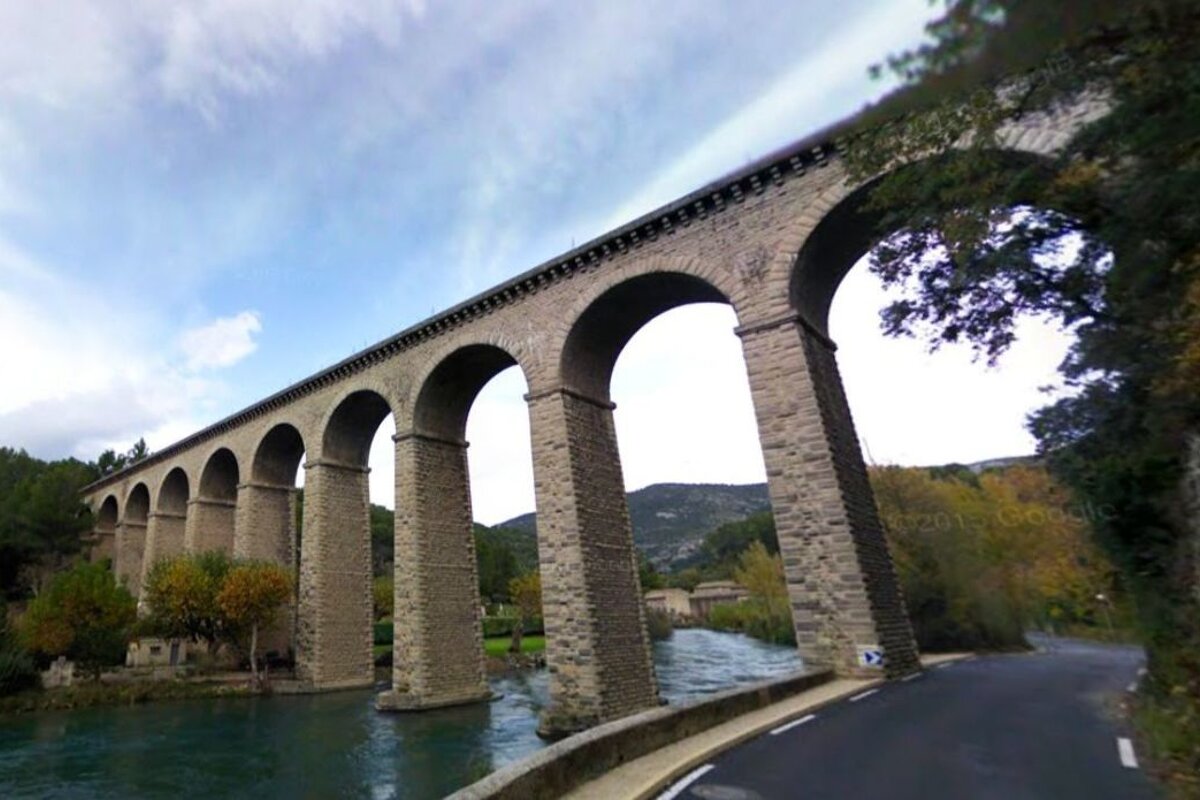 Cycling from Isle-Sur-La-Sorgue to Fontaine-de-Vaucluse, passing under the aqueduct