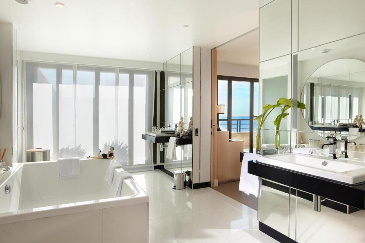 Hyatt Regency Le Palais de la Mediterranee Hotel, Nice bathroom
