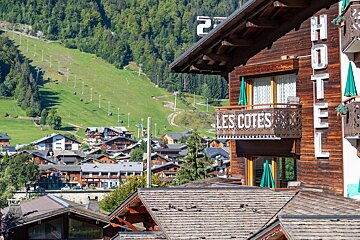 A hotel with the word les cotes on it