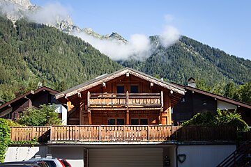A building with red shutters and the word hotel on it