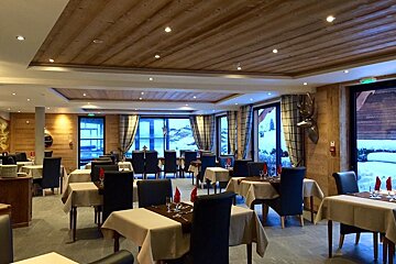 The inside of a restaurant with tables and chairs