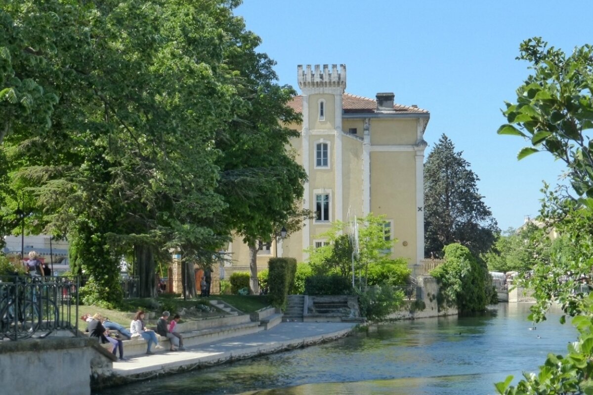 The river and village of Isle-Sur-La-Sorgue in Provence