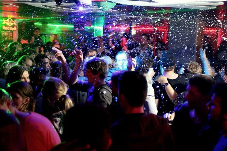 La Grotte Du Yeti Bar, Les Deux Alpes interior